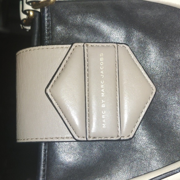 MARC BY MARC JACOBS FLIPPING OUT LARGE LAMBSKIN SATCHEL IN BLACK AND GREY - Picture 3 of 12